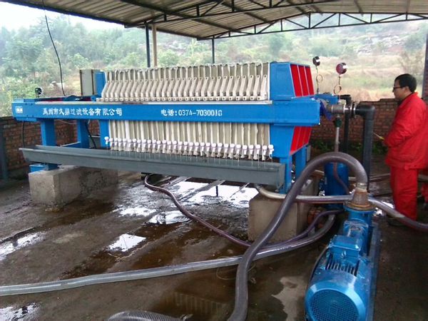 板框壓濾機(jī)操作現(xiàn)場(chǎng)